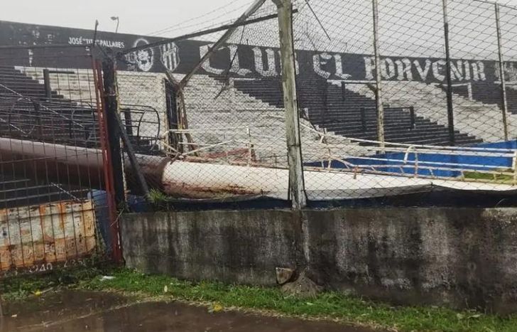 Se cayó una torre de iluminación