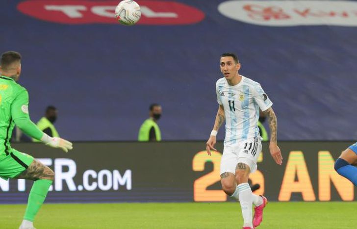 El toque de Di María sobre Ederson para abrir el marcador.