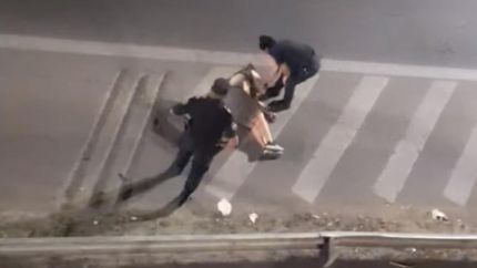 La mujer cayó sobre la autopista desde una gran altura.