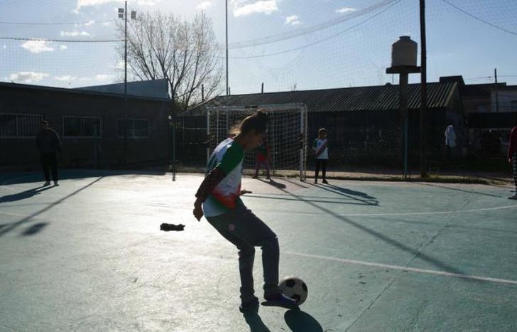 Chicas y chicos disfrutan del deporte en espacios renovados.