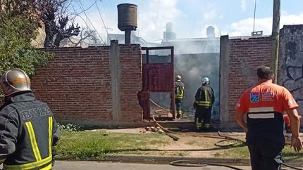 Los Bomberos de Lomas y Defensa Civil trabajando en el lugar. Los Bomberos de Lomas y Defensa Civil trabajando en el lugar.