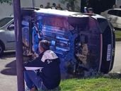 Así quedó el auto volcado.