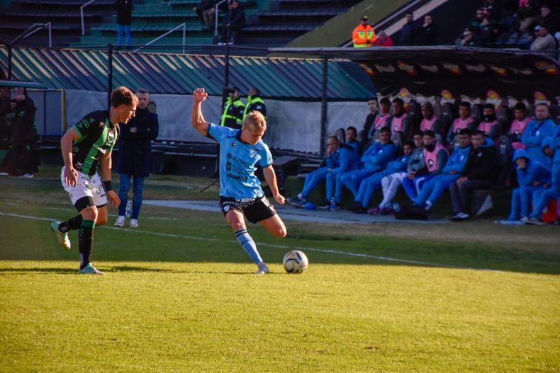 Pedro Souto marcó el gol de Temperley en Mataderos.