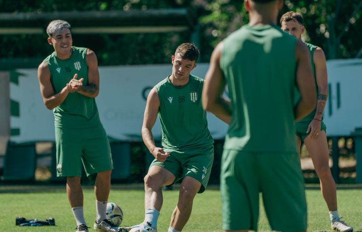 Son 32 los jugadores de Banfield que entrenan en el predio.