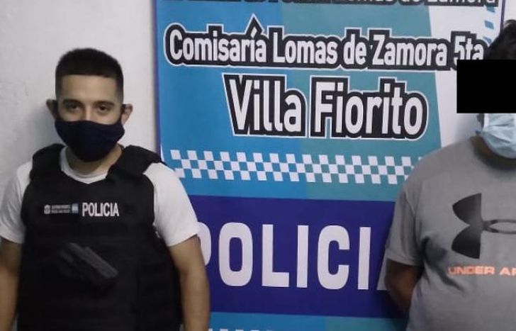 Molestaba a una empleada de un supermercado chino.