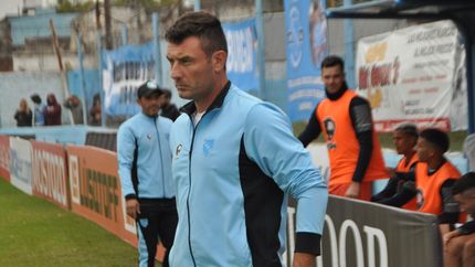 El ex entrenador de Defensores Unidos de Zárate es el principal candidato a dirigir a Brown de Adrogué.