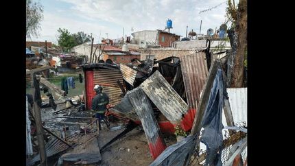 Lomas: desplegaron un importante operativo de asistencia ante el incendio de una vivienda en Barrio Obrero