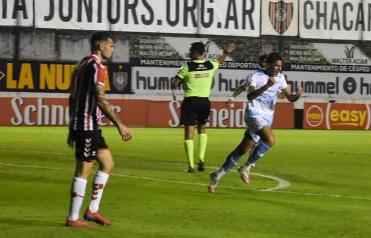 El disparo de Contreras ya entró y todo el Cele lo festeja.