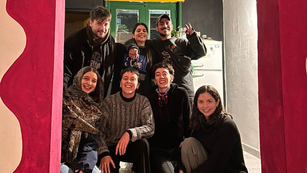 Los amigos que pudieron todo para esta inauguración de hoy a las 19 en Temperley y a la gorra con el objetivo de incentivar la cultura en el barrio. Los amigos que pudieron todo para esta inauguración de hoy a las 19 en Temperley y a la gorra con el objetivo de incentivar la cultura en el barrio.