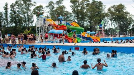 Familias enteras disfrutaron de las juegos y los toboganes.