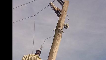 hartos de esperar, intentan dar luz con sus propios medios