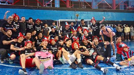 Los jugadores festejan el regreso a AFA.