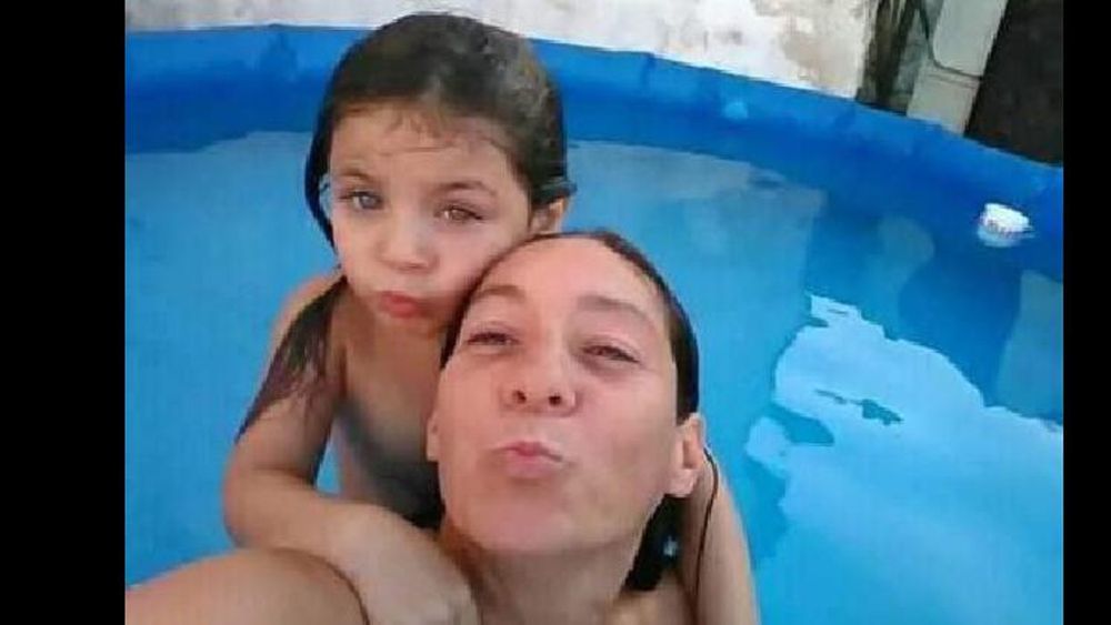 el novio de la mujer está detenido acusado del doble crimen.