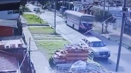 El accidente quedó grabado en una cámara de seguridad.