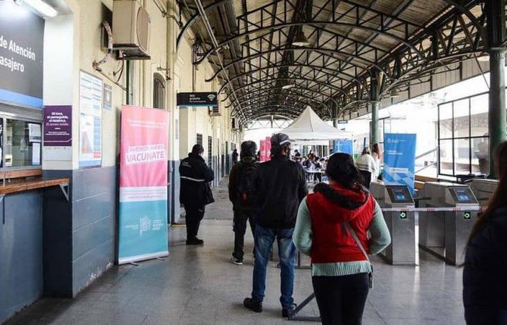 Las posta, al lado del anden.