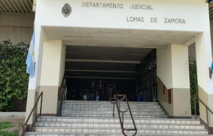 El imputado debe ser juzgado por el Tribunal Oral en lo Criminal 1 de Lomas.