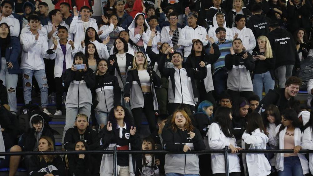 Ya entregaron unas 4 mil camperas de egresados.