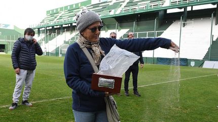 amor eterno: tiraron las cenizas de un querido mecanico en la cancha de banfield