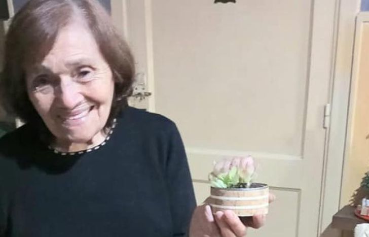 Elena quiso ayudar y donó algunas de sus suculentas.