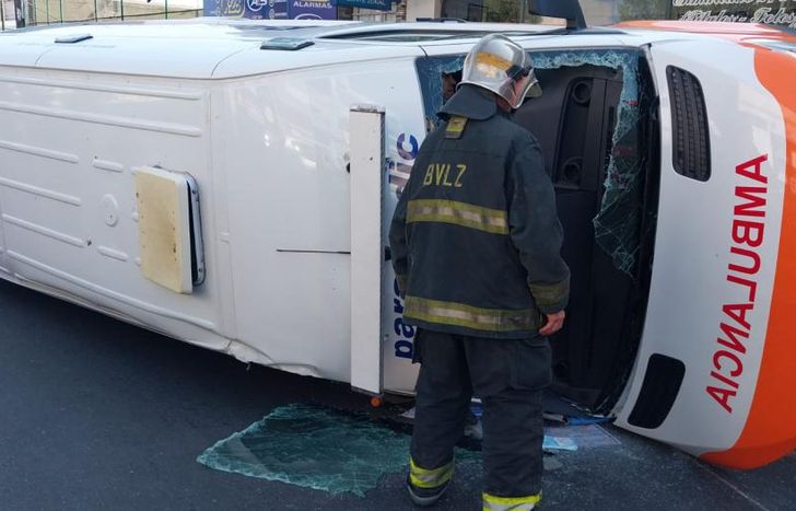 La ambulancia volcó sobre la avenida Hipólito Yrigoyen.