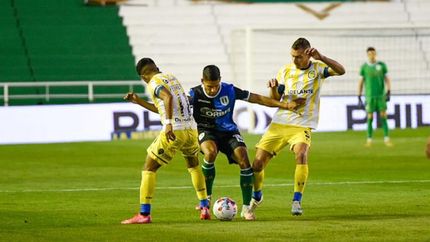 Lautaro Ríos quiere pasar entre dos rivales.