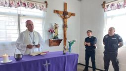 Los internos construyeron una capilla que fue bendecida por el Obispo Lugones.
