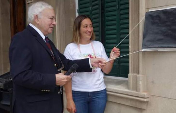 El momento del descubrimiento de la placa conmemorativa.