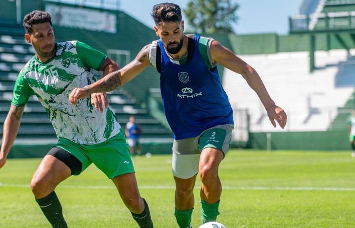 Giménez e Insaurralde en plena acción de jugo.