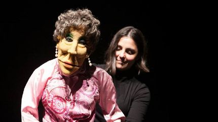 con beatriz, otro de sus personajes. con beatriz, otro de sus personajes.