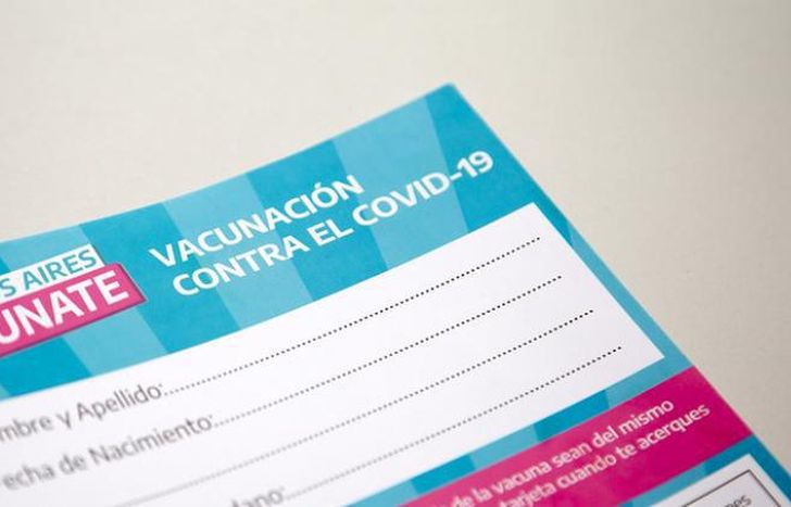 Presentan denuncia penal por un carnet de vacunación ilegal.