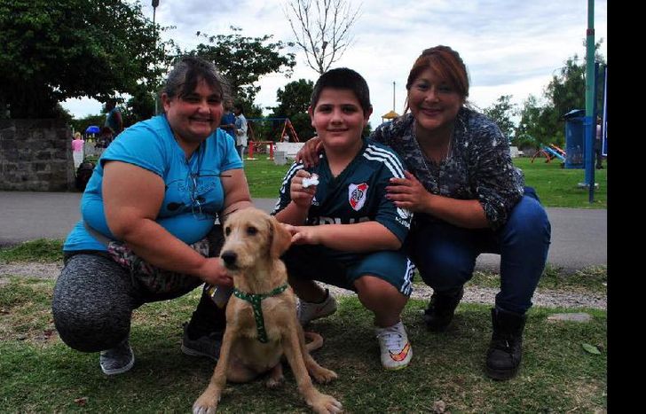 En el Parque Finky, ocho familias de Lomas se convirtieron en adoptantes de mascotas.