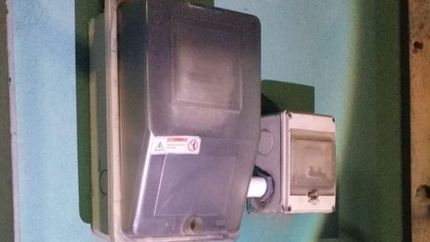 Así quedó el medidor de luz tras el incendio.