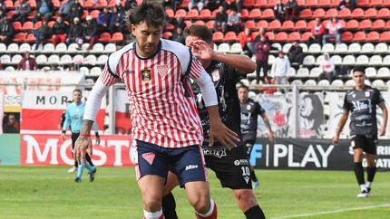 Los Andes y Morón igualaron sin goles en un choque intenso.