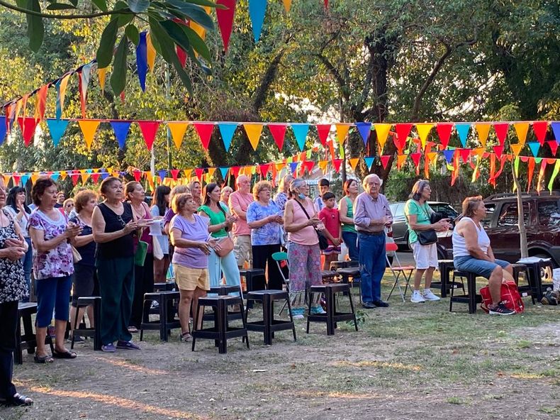 Los vecinos de Turdera y otras ciudades de Lomas podrán acercarse este miércoles a rezar el Santo Rosario y participar de la Santa Misa.