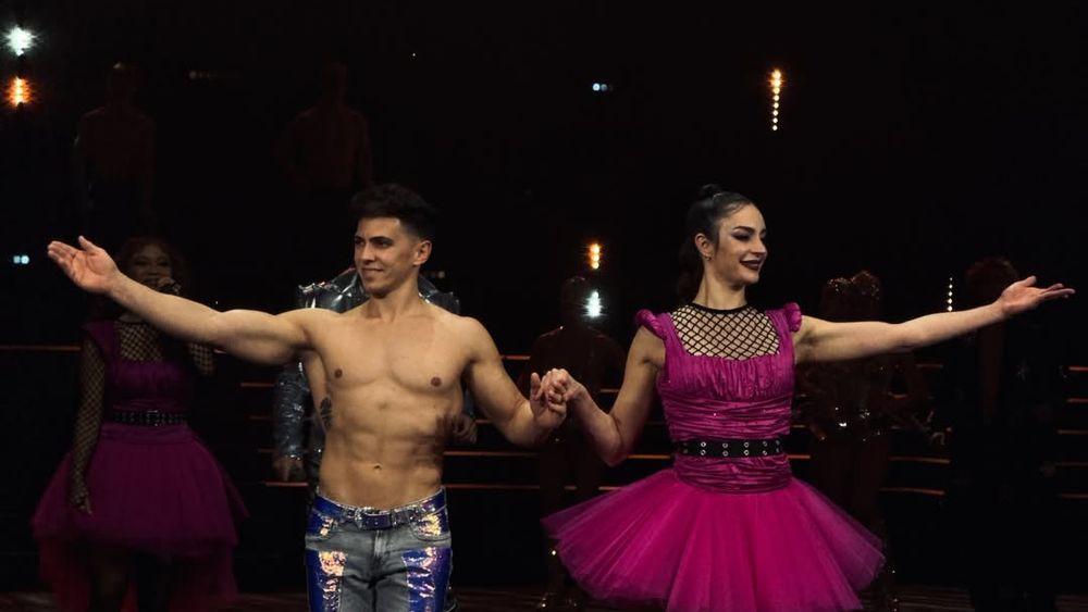 Junto a su pareja, el artista de Temperley realiza una performance de anillas ante 2 mil personas cada noche. Junto a su pareja, el artista de Temperley realiza una performance de anillas ante 2 mil personas cada noche.