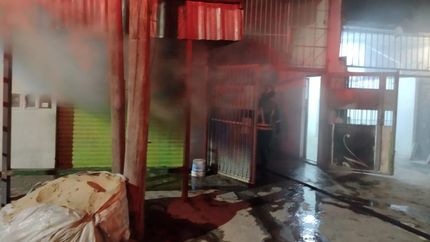 El incendio desprendió una importante cantidad de humo.