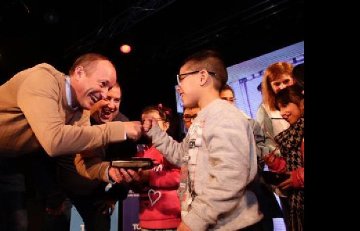 los chicos recibieron los lentes con alegría.