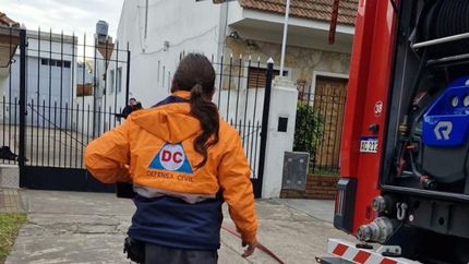 Defensa Civil y Bomberos de Lomas trabajando en el lugar.