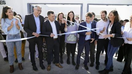 kicillof inauguro nuevo edificio de una secundaria y entrego netbooks