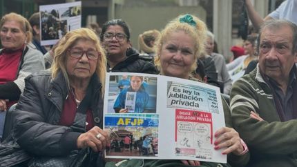 Pueden participar personas mayores de manera individual o grupal.