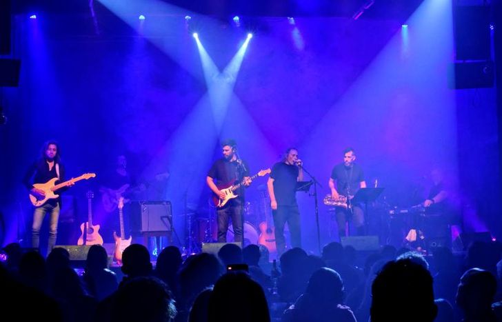 La banda cumple años.