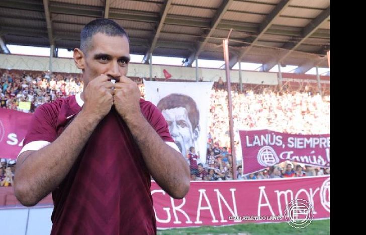 Sand fue recibido por miles de hinchas en su presentación en el Granate.