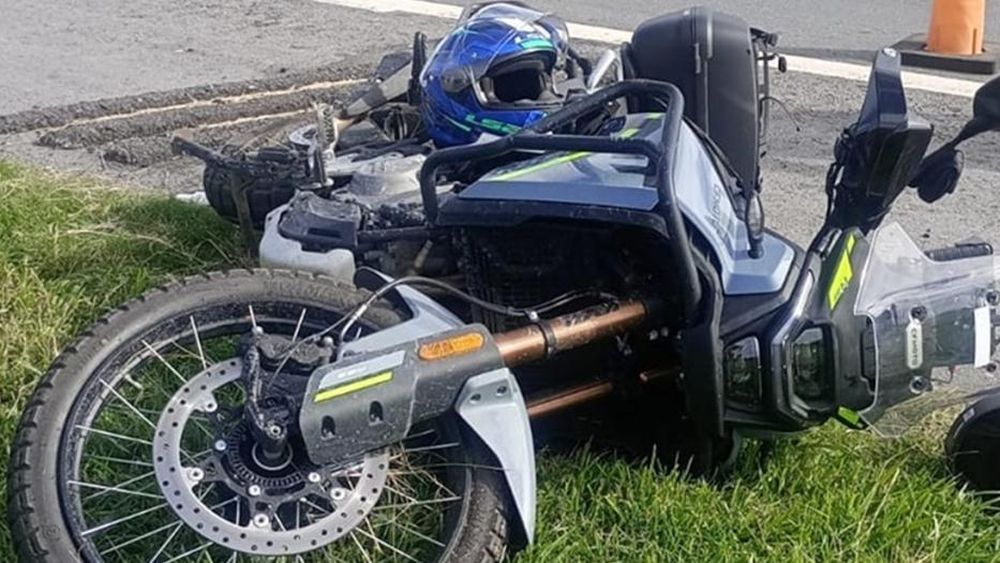 La moto en la que iban los vecinos de Temperley.