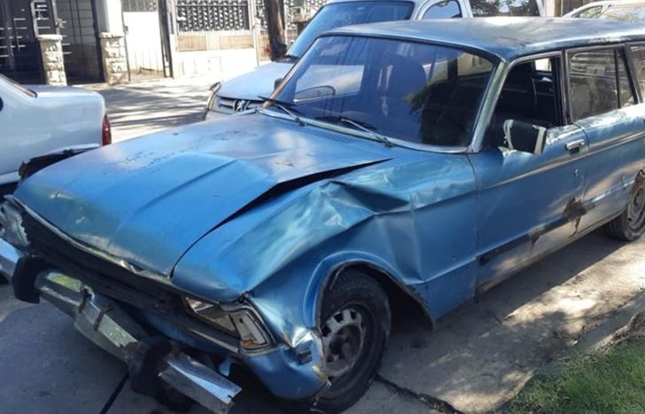 El auto en el que iban los delincuentes.