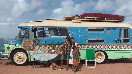 una familia de lomas y su largo viaje por america en un colectivo antiguo