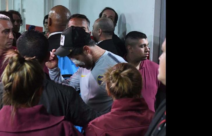 Así se fue del estadio Pablo Pérez, el jugador más lastimado.