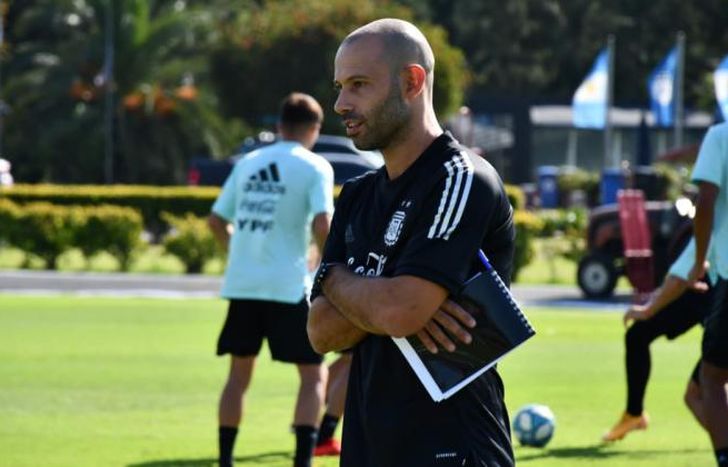Mascherano le da forma a su equipo.