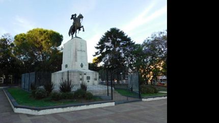 conferencia sobre la memoria sanmartiniana en la biblioteca mentruyt