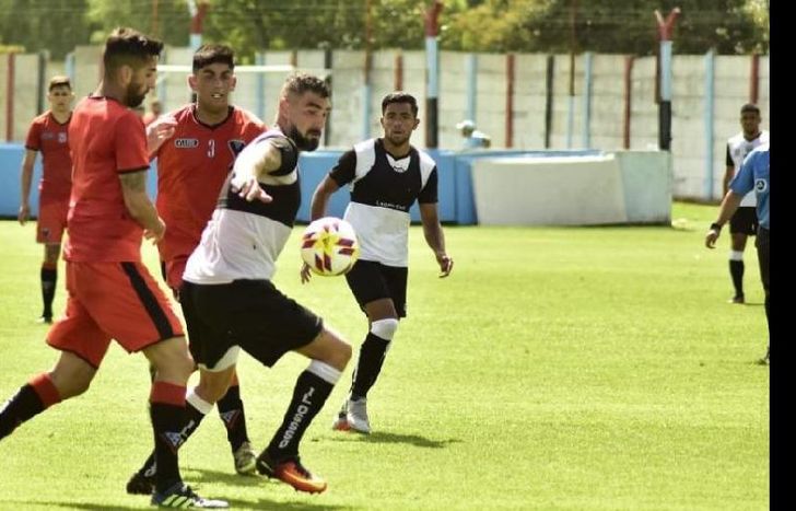 El equipo de Pablo Vico superó amistosamente a Estudiantes de Buenos Aires.