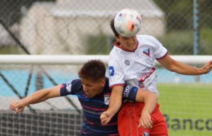 Arrechea despeja de cabeza ante la embestida de Caraballo.